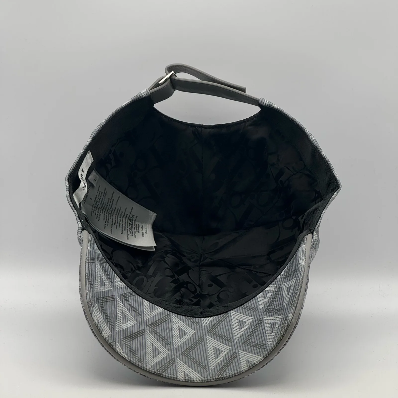 Inside view of the grey CD Diamond cap showing the tags.