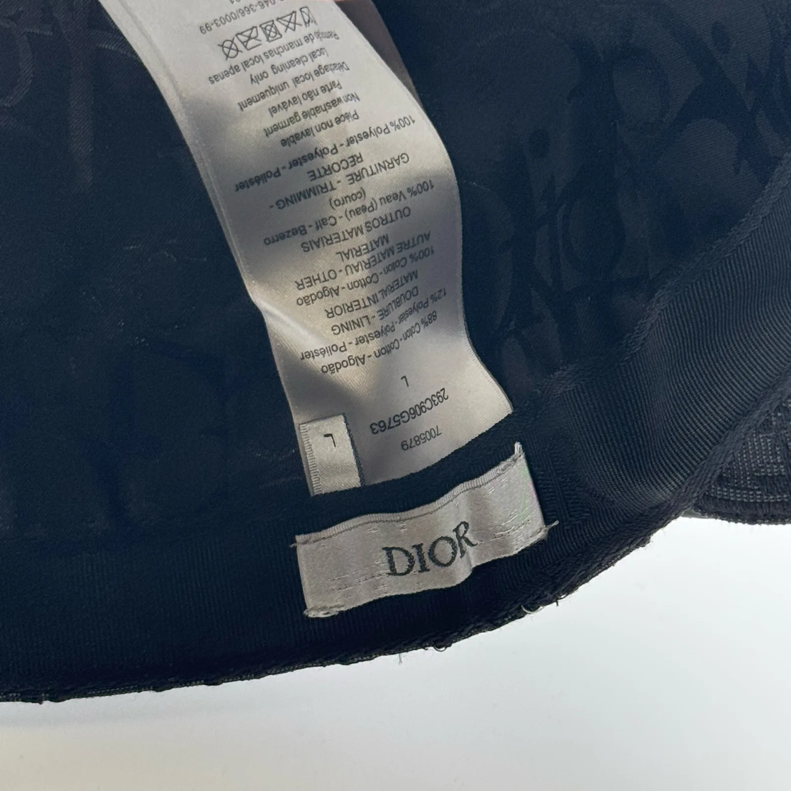 Close-up of the interior label on the black Dior Oblique cap.