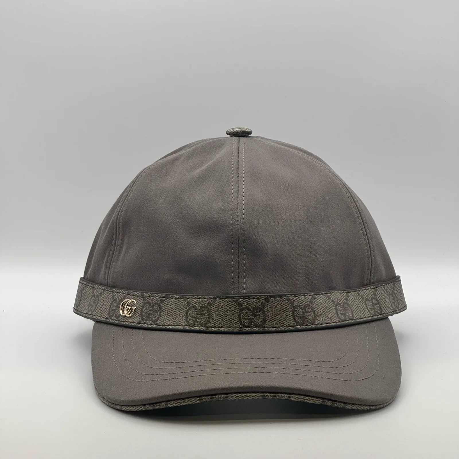 Grey cap with GG canvas trim, front view