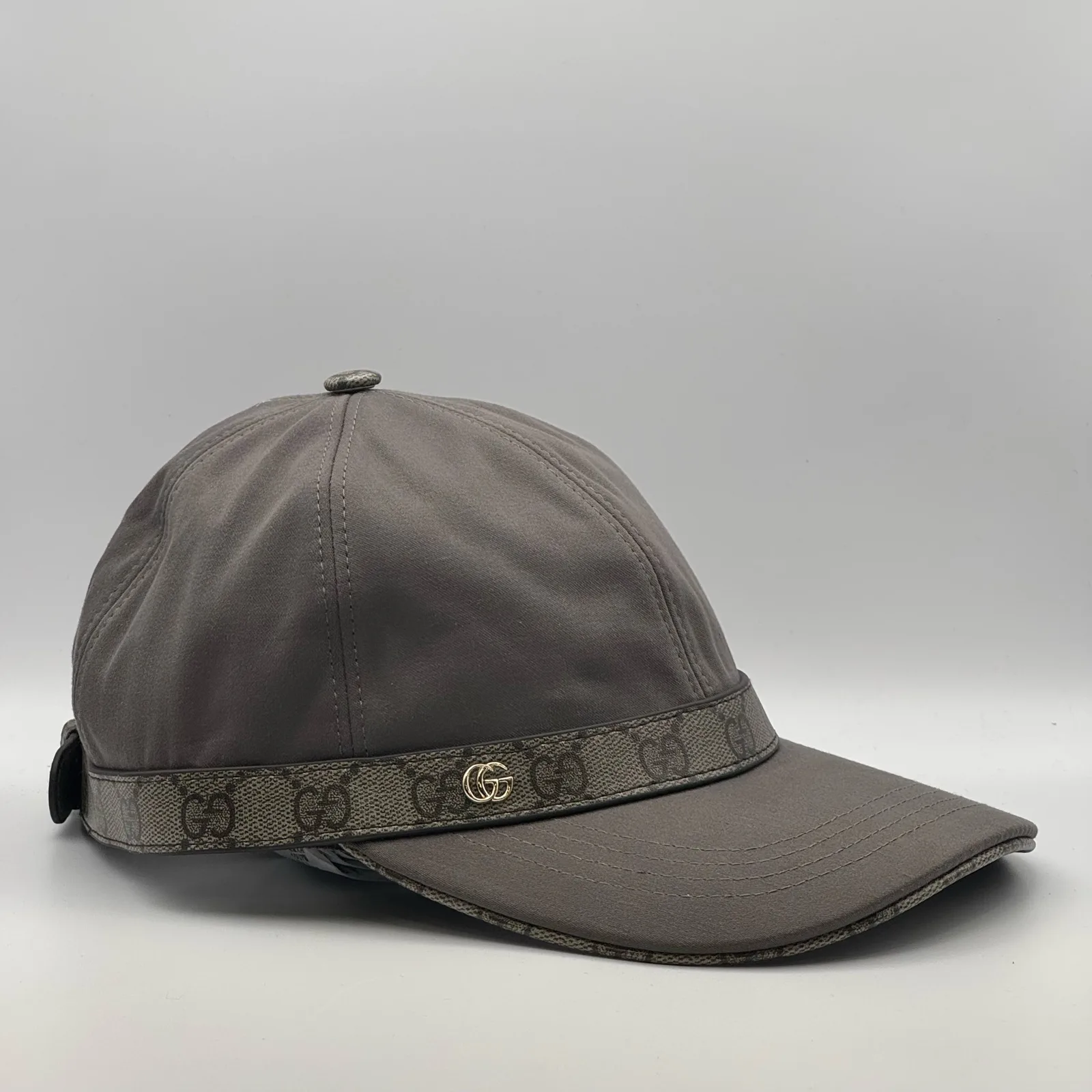 Grey GG band cap, three-quarter view showing brim trim