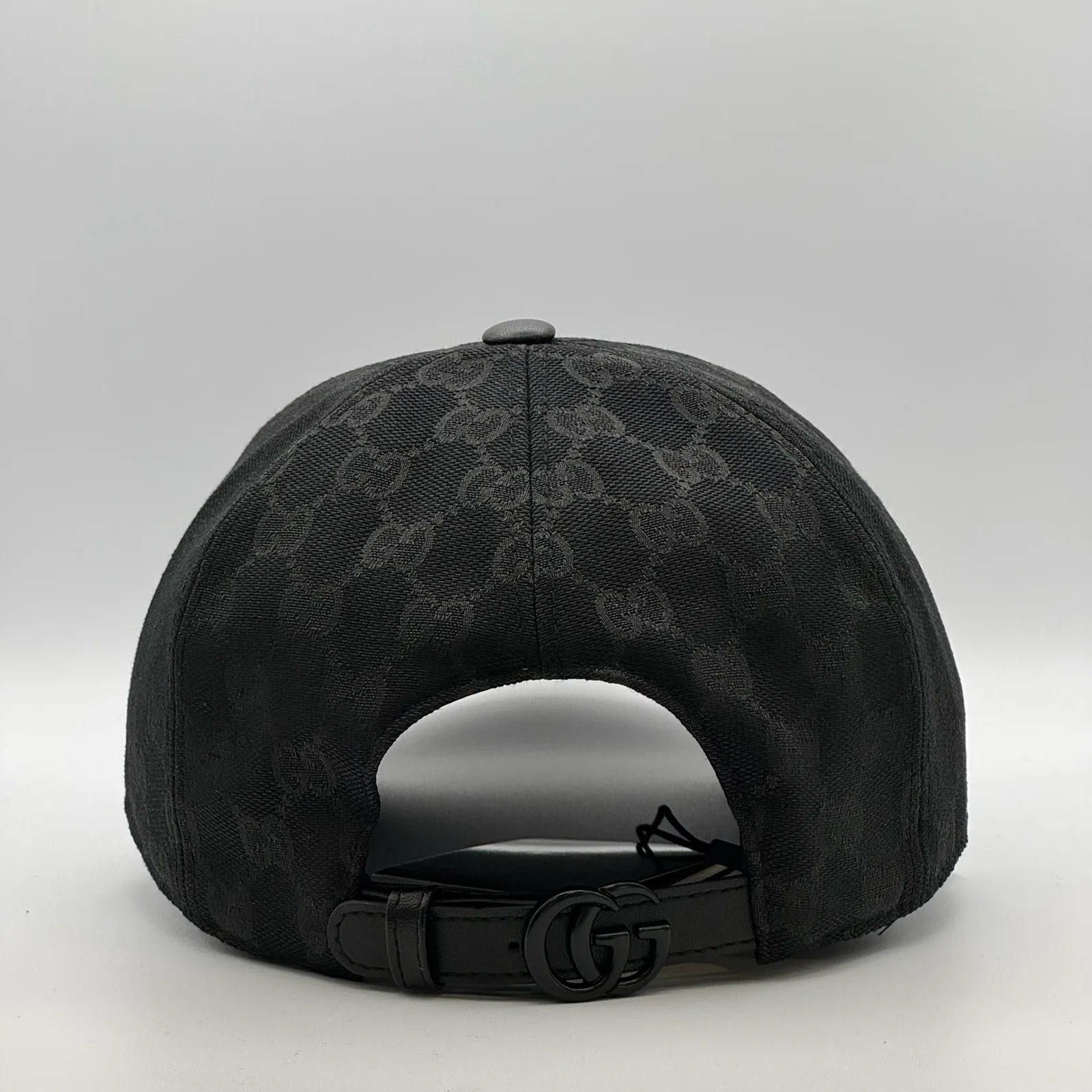Black GG canvas cap, back view with black leather strap and GG-logo buckle