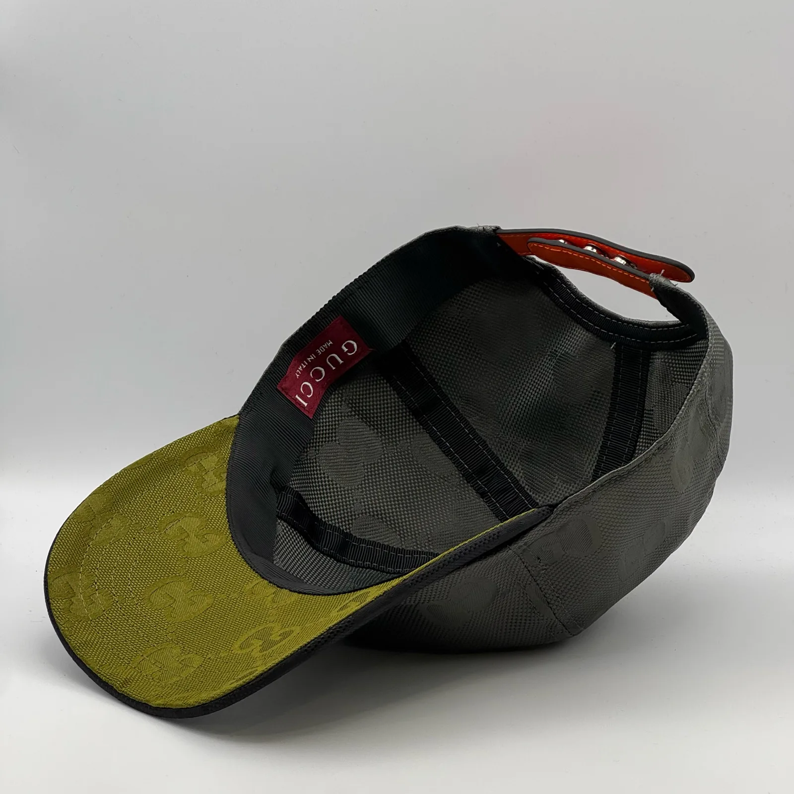 Grey GG cap interior, brim underside and hang tag