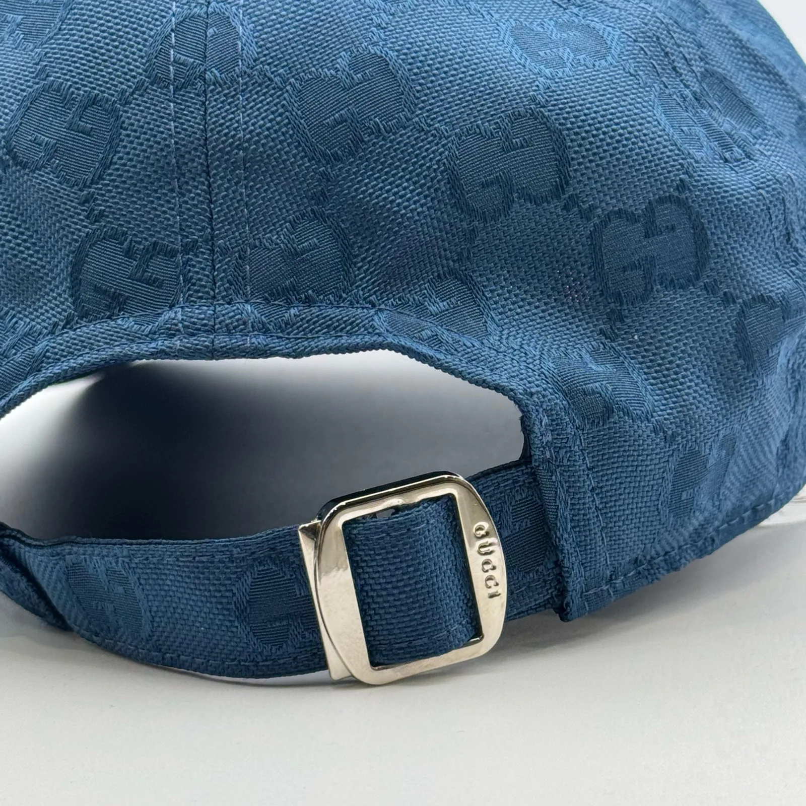 Close-up of tonal GG jacquard texture on brim